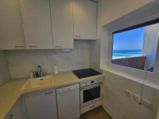 Blue Sea 2BR in front of the beach by HolyGuest - Tel Aviv - 5