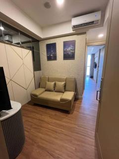 shanghai tower studio netflix sofabed - Jakarta - 1