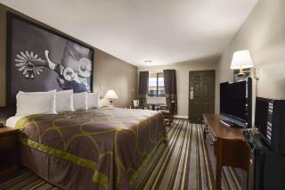 Super 8 by Wyndham Childress - Childress - 4