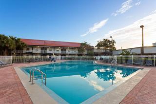 La Quinta Inn by Wyndham Cocoa Beach-Port Canaveral - Cocoa Beach - 2