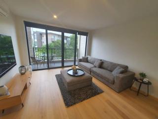 Family Friendly 2BR Townhouse 5mins to Hospital - Hosted by Canstay - 1