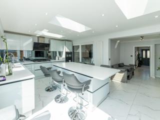 Stylish HouseSmart FeaturesJacuzziLarge Garden - Pass the Keys - 9