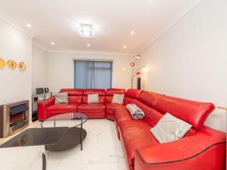 Stylish HouseSmart FeaturesJacuzziLarge Garden - Pass the Keys - 3