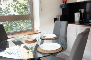 Slough Central Flat Free Parking - 1