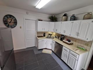 Prime location! 4 bedroom house located right next to the casino and the falls - Niagara Falls - 1