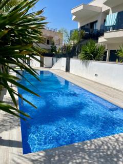 Air-conditioned Elisa Apartment with spacious sunroof lounge and swimming pool - 7