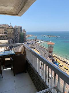 شقة بميامي علي البحر بجوار جملة ماركت الطابق 13 - 7