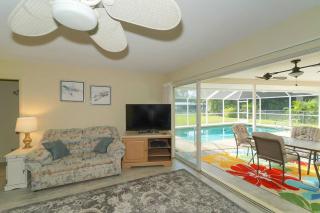 Huge Pool, Close to Beaches, Restaurants & Shops - 3