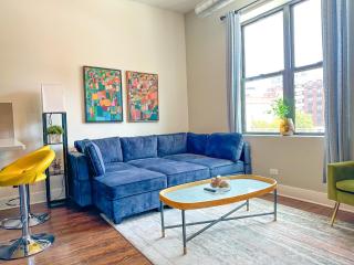 McCormick Place 3Br and 2Ba with Optional Parking , sleeps 8 - Chicago - 0