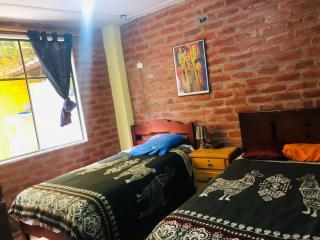 Hostal La Casa Amarilla City - Baños - 1