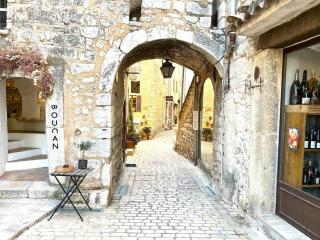 Maisonnette rénovée entre mer et montagne avec 4 couchages au cœur du village médiéval de Tourrettes sur loup proche st Paul de vence Grasse Gourdon Nice Cannes - Tourrettes-sur-Loup - 1