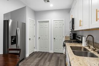 Cozy 2bdr, 1br home near downtown - 9