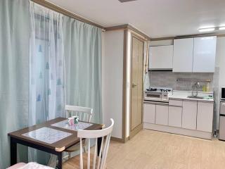 3 min walk from Sinnonhyun St - Seoul - 3