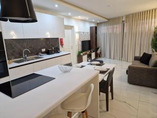 Ivory Suite Ph With Views And Jacuzzi By Homely - St Paul's Bay - 9