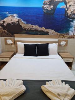 Ivory Suite Ph With Views And Jacuzzi By Homely - 3