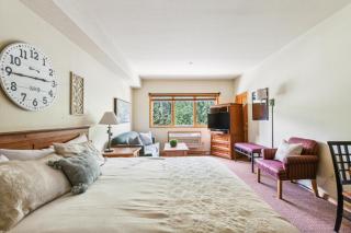 Cozy Ski-In Ski-Out Condo with Heated Pool - 3