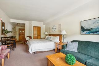 Cozy Ski-In Ski-Out Condo with Heated Pool - 1