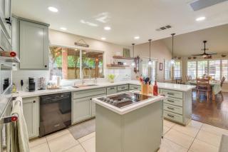 1 Mi to Applegate Park Zoo Home with Fire Pit! - Merced - 2