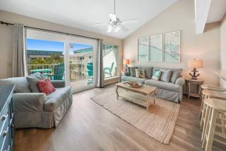 Cozy and Bright condo on private section of beach with a pool! - Panama City Beach - 0