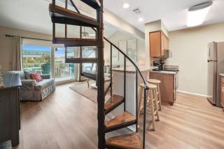 Cozy and Bright condo on private section of beach with a pool! - Panama City Beach - 4
