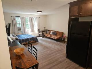 Adorable 1 bedroom with off-street parking - 0