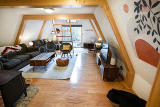 Tilted Timbers Cabin - Hot Tub - wifi - Ashford - 9