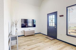 The Baytown Getaway - Guest House - 4