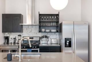 Modern dntwn apt- prime location - 9