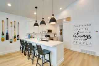 Pool Access and Lake Views Modern Garden City Home - 2