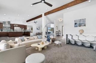Prime Location! Hidden Oasis 4 BR 10 min to Strip - Las Vegas - 0