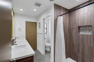 Prime Location! Hidden Oasis 4 BR 10 min to Strip - Las Vegas - 4