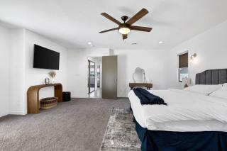 Prime Location! Hidden Oasis 4 BR 10 min to Strip - Las Vegas - 1