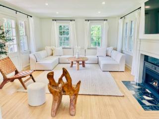 Waterfront Niagara-On-The-Lake Farmhouse on a Vineyard - 8