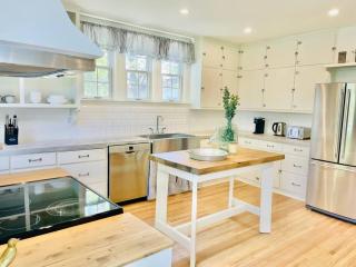 Waterfront Niagara-On-The-Lake Farmhouse on a Vineyard - 1