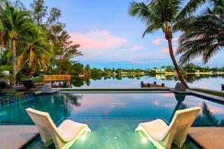 Waterfront Luxury Villa - Glamhomes - 8