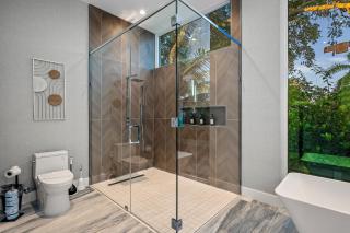 Waterfront Luxury Villa - Glamhomes - 2