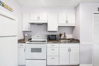 Siesta Key, Heated Pool, Dock on Lagoon, Turtle Beach 1 mile and Crescent Beach 2 miles, 1bdr - 2