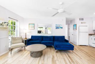 Siesta Key, Heated Pool, Dock on Lagoon, Turtle Beach 1 mile and Crescent Beach 2 miles, 1bdr - 6