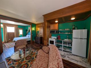 The Queen Hotel- Downtown Sturgeon Bay - 4