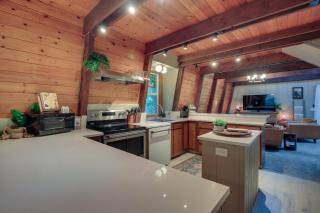 Rhododendron Family Cabin Hot Tub and Deck! - 1