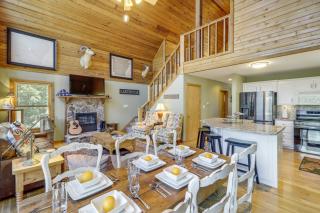 Peaceful Greers Ferry Cabin with Deck and Lake View! - Fairfield Bay - 4