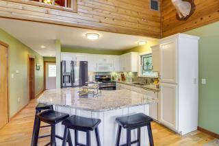 Peaceful Greers Ferry Cabin with Deck and Lake View! - Fairfield Bay - 3