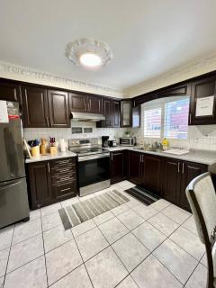 R7 Room Near Airport - Mississauga - 1