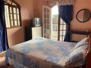 Casa, com área e churrasqueira e uma ampla garagem - 6