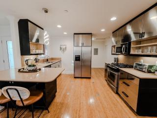 Serene Escape 2BD Private Patio & Firepit near Stanford - 9