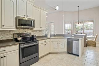 Luxury Heated Pool Home, Hot tub, King bed suite - 4