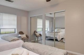 King Bed Suite, Fireside Hot Tub, Gameroom - 7