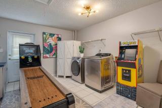 King Bed Suite, Fireside Hot Tub, Gameroom - 4