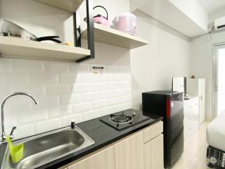 Homey and Warm Studio Transpark Juanda Bekasi Timur Apartment By Travelio - Bekasi - 2