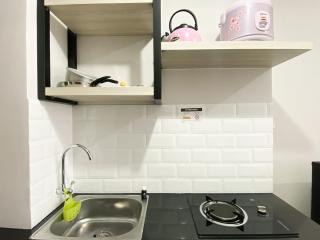 Homey and Warm Studio Transpark Juanda Bekasi Timur Apartment By Travelio - Bekasi - 5